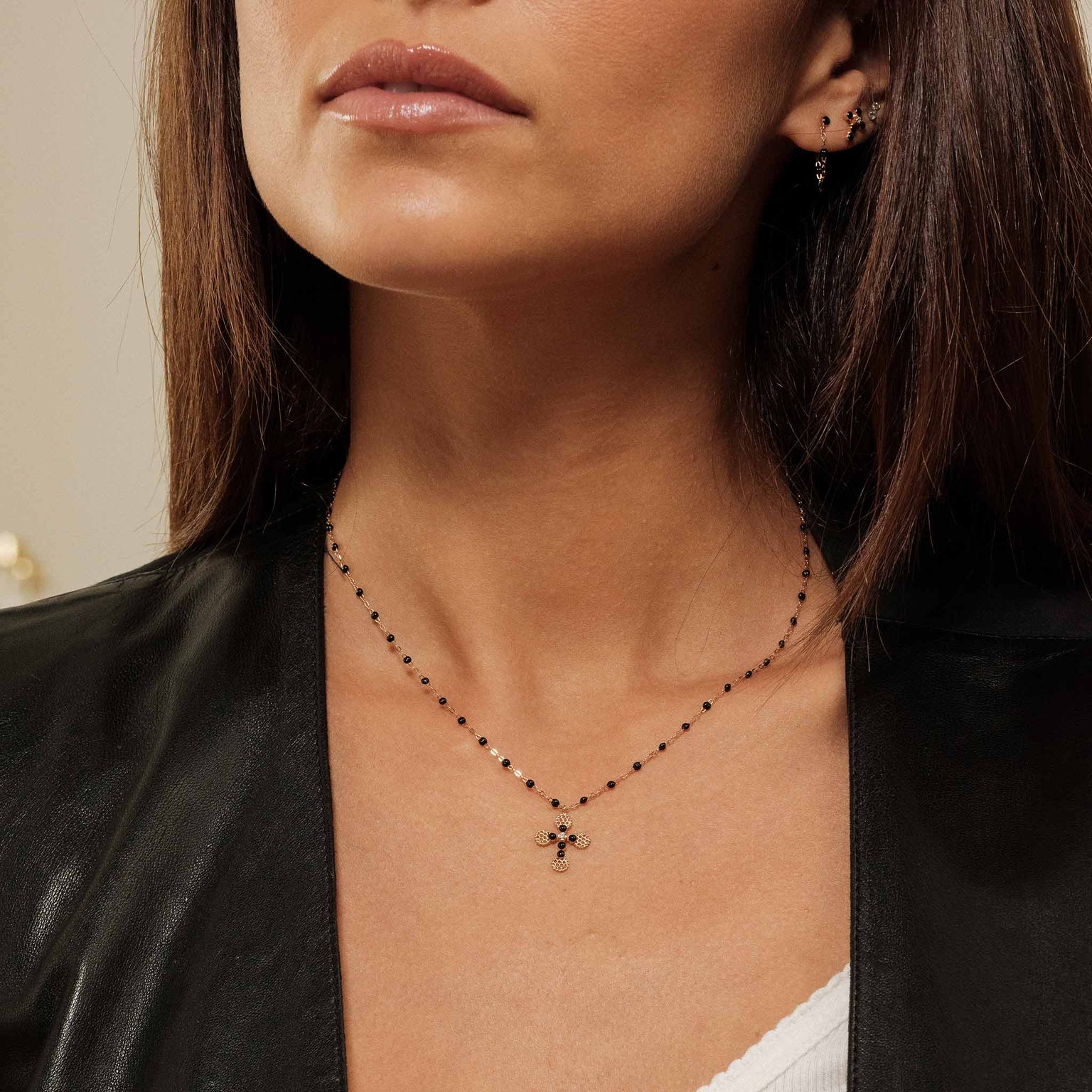 Gigi Clozeau - Collier Croix Dentelle Perlée résine noire, or jaune, diamant, 42cm