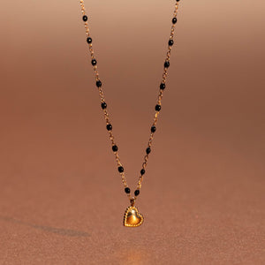 Gigi Clozeau - Collier Lucky Coeur, or rose et mini perles de résine noire, 40 cm