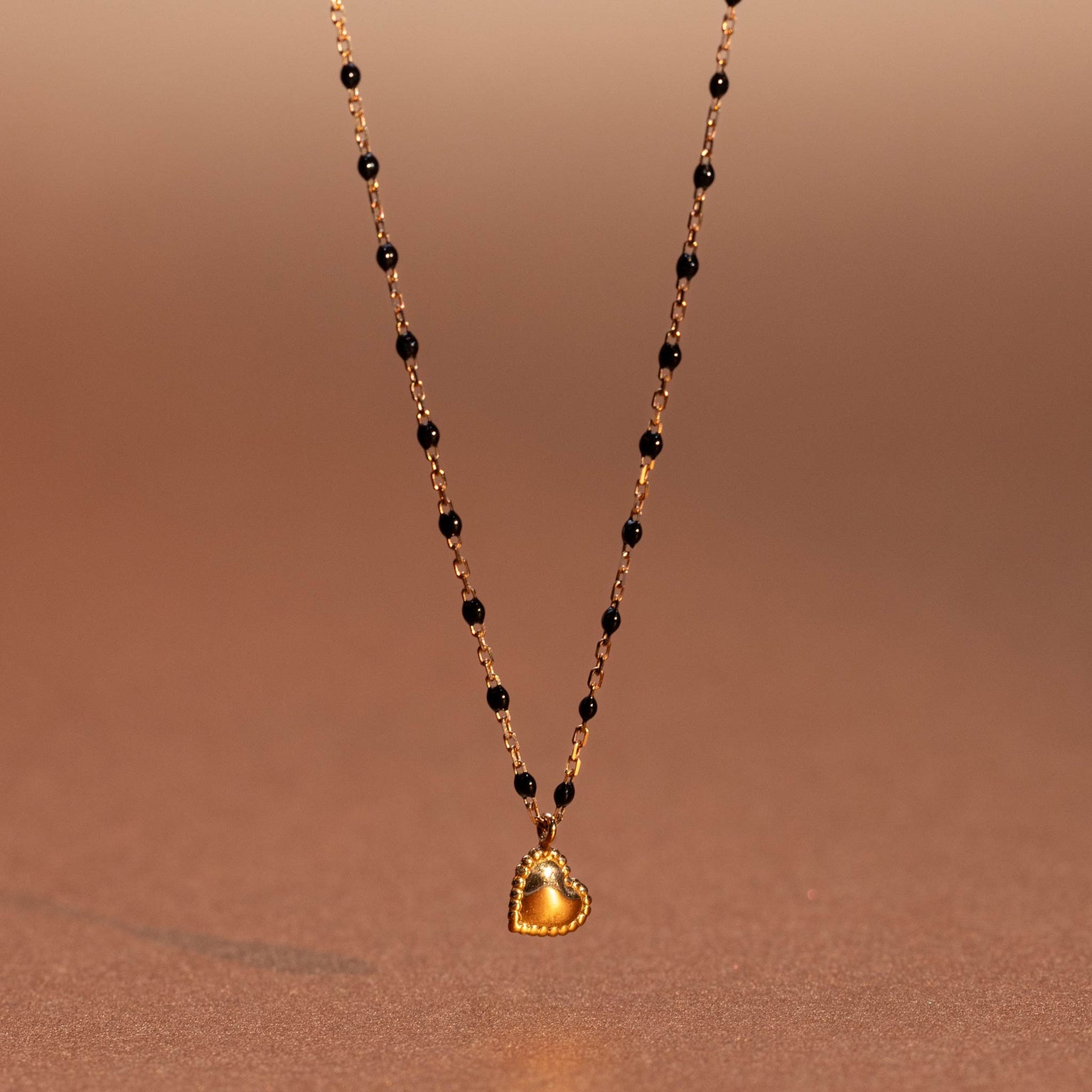 Gigi Clozeau - Collier Lucky Coeur, or rose et mini perles de résine noire, 40 cm