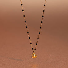 Gigi Clozeau - Collier Lucky Coeur, or jaune et mini perles de résine noire, 40 cm