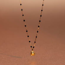 Gigi Clozeau - Collier Lucky Coeur, or jaune et mini perles de résine noire, 40 cm