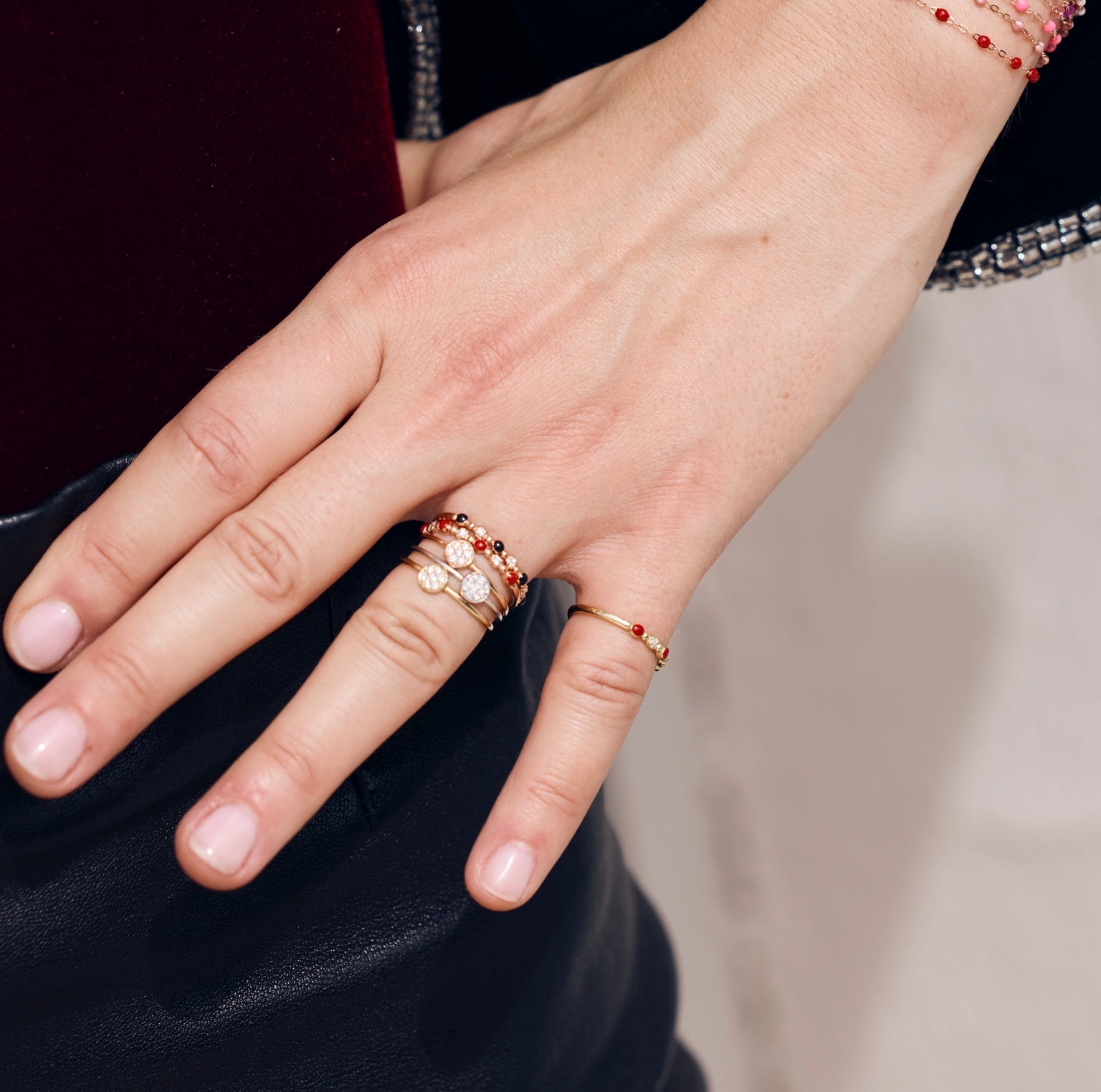 Photo de la main d’une femme portant plusieurs bagues Gigi Clozeau.