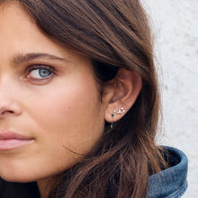 Photo du visage d’une femme portant des boucles d’oreilles Gigi Clozeau.