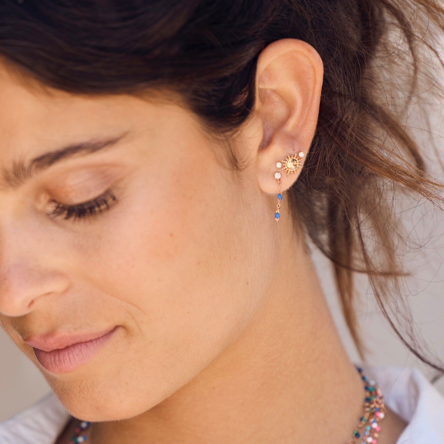 Photo du visage d’une femme portant des boucles d’oreilles Gigi Clozeau.