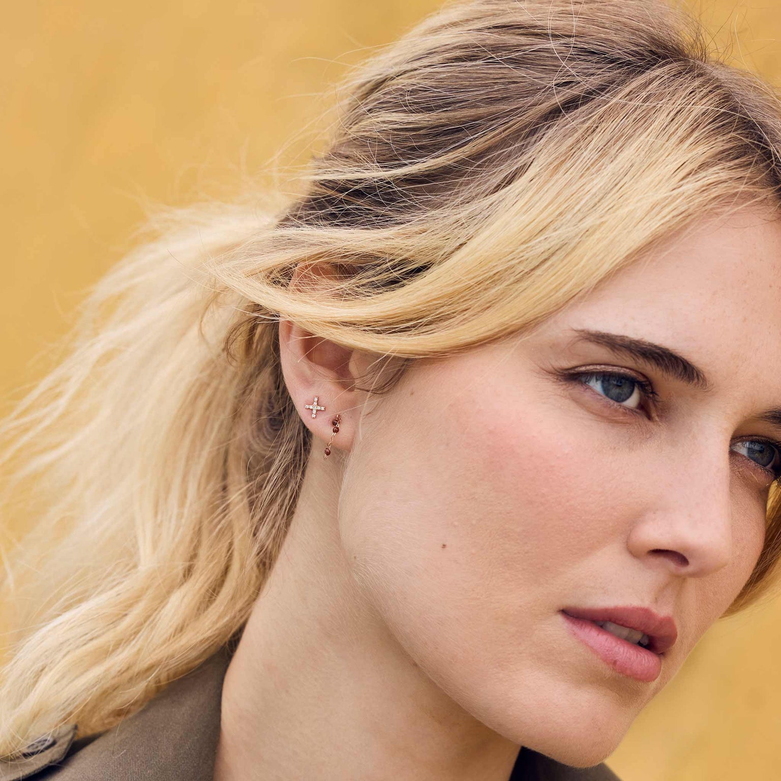 Photo du visage d’une femme portant des boucles d’oreilles Gigi Clozeau dans la nouvelle couleur moka.