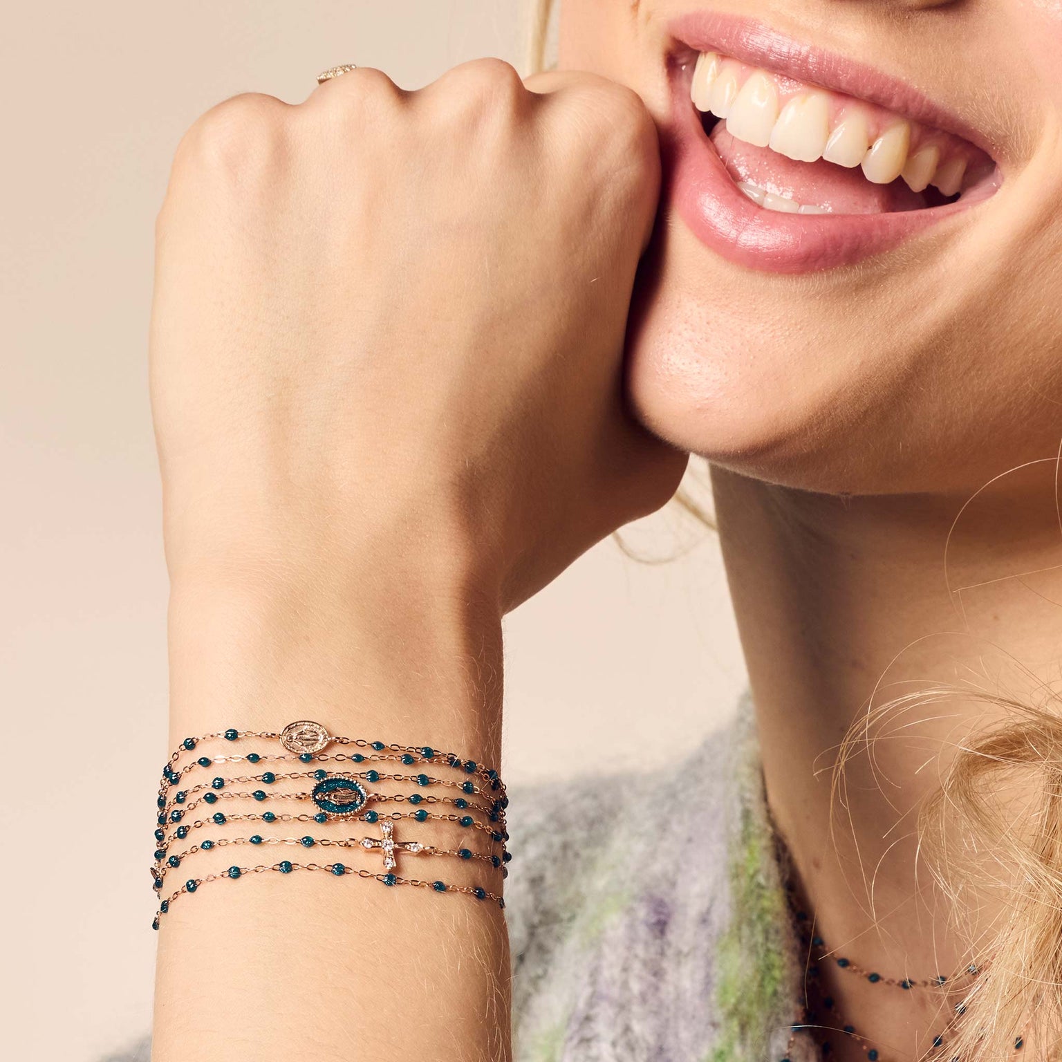 Poignet d'une femme avec des bracelets gigi clozeau couleur jungle 