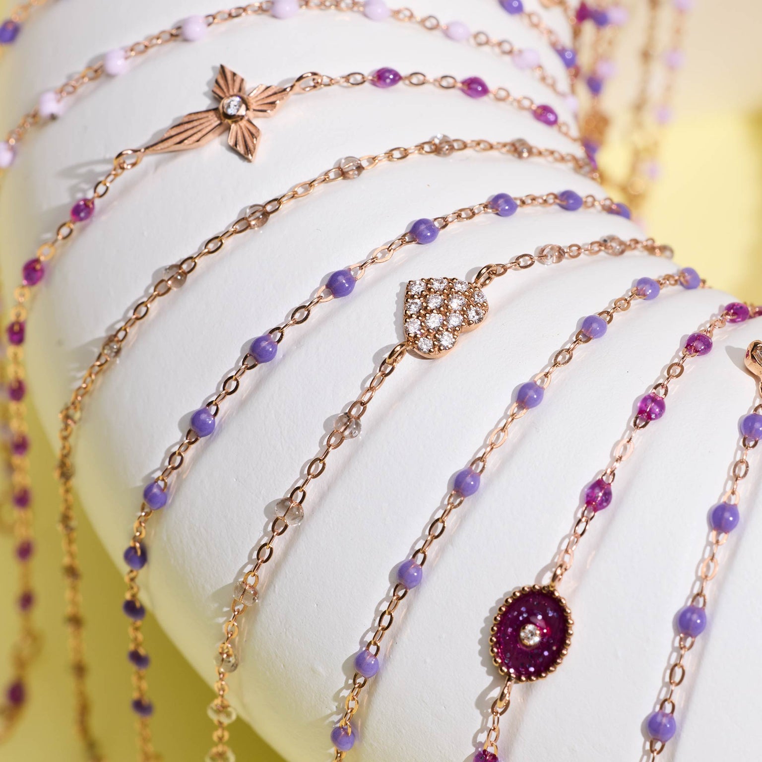 Photo d'un oursin avec différents bracelets Gigi Clozeau 