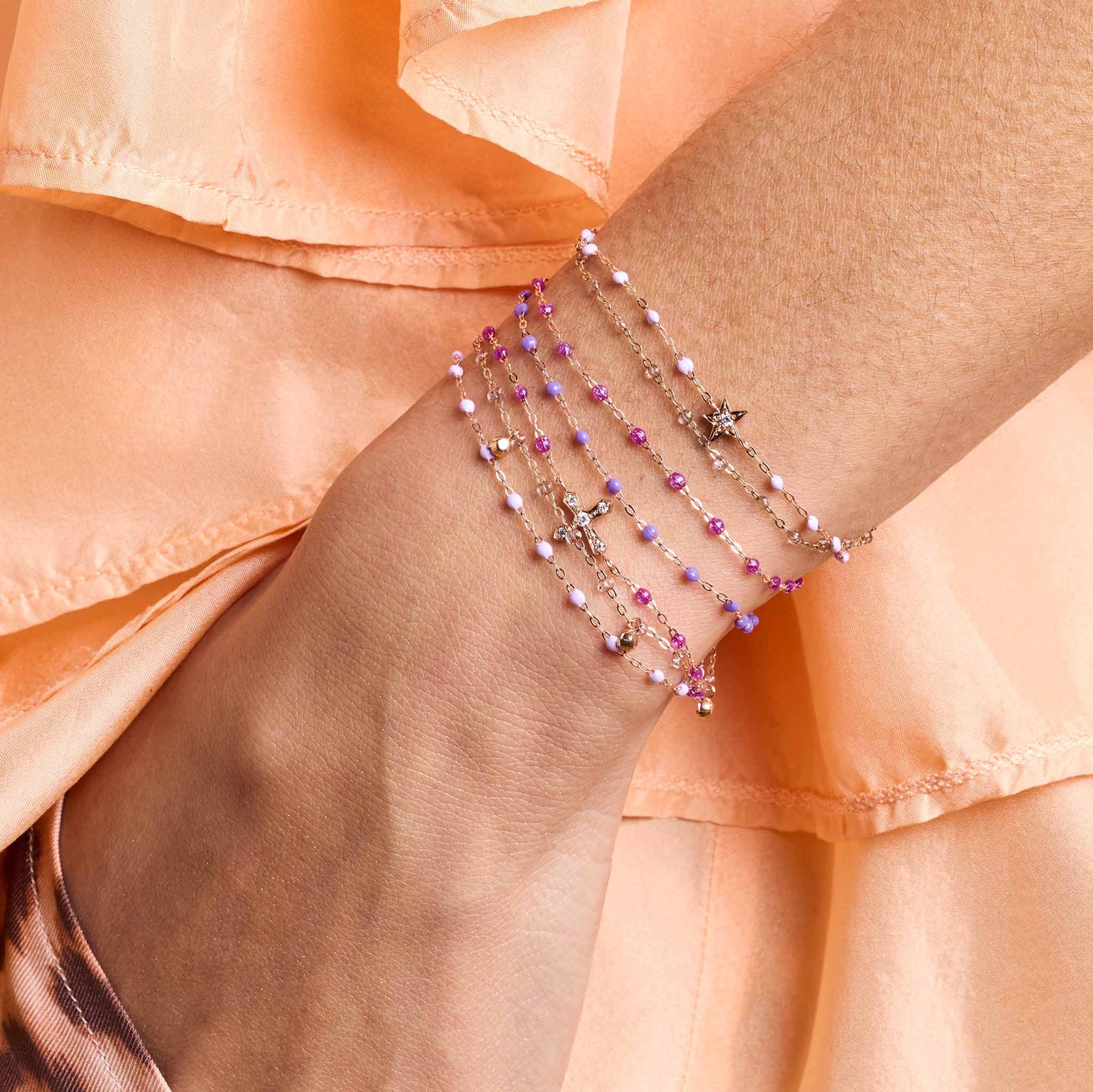 Photo du poignet d'une femme portant des bracelets Gigi Clozeau.