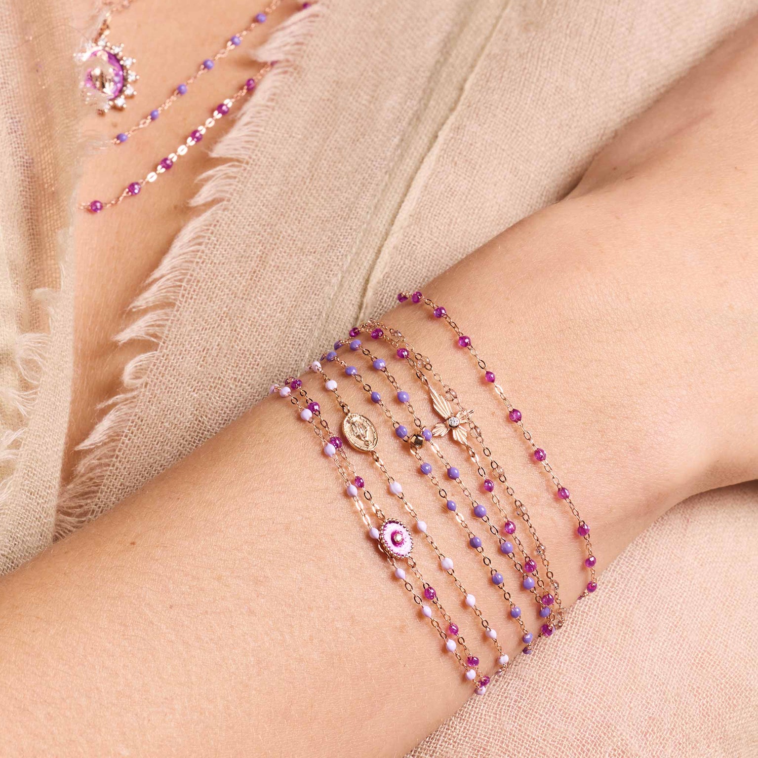 Photo du poignet d'une femme portant des bracelets Gigi Clozeau
