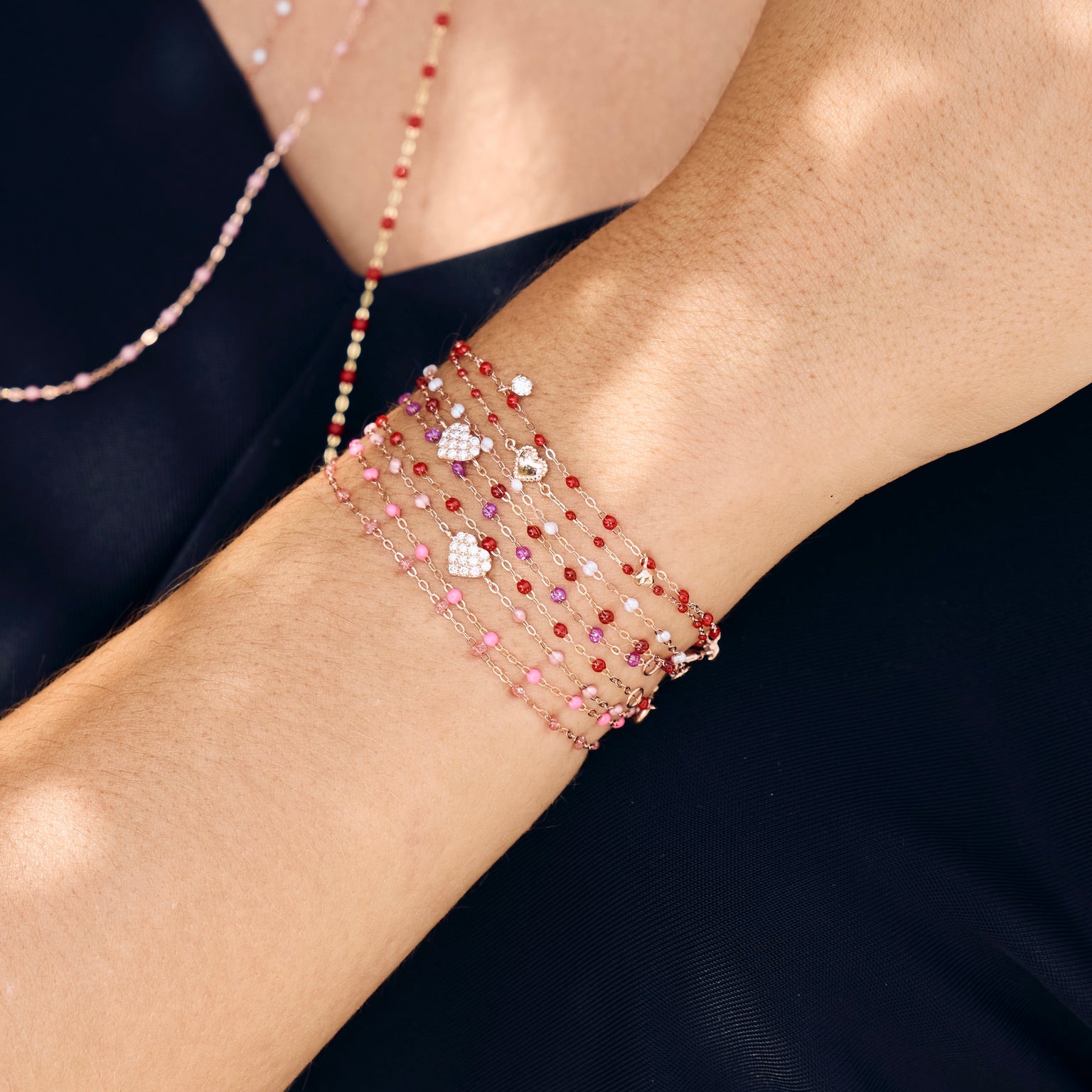 Photo du poignet d’une femme portant des bracelets Gigi Clozeau.