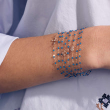 Photo du poignet d’une femme portant des bracelets Gigi Clozeau de la nouvelle couleur azur.