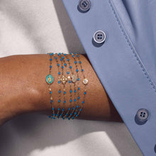 Photo du poignet d’une femme portant des bracelets Gigi Clozeau de la nouvelle couleur azur.