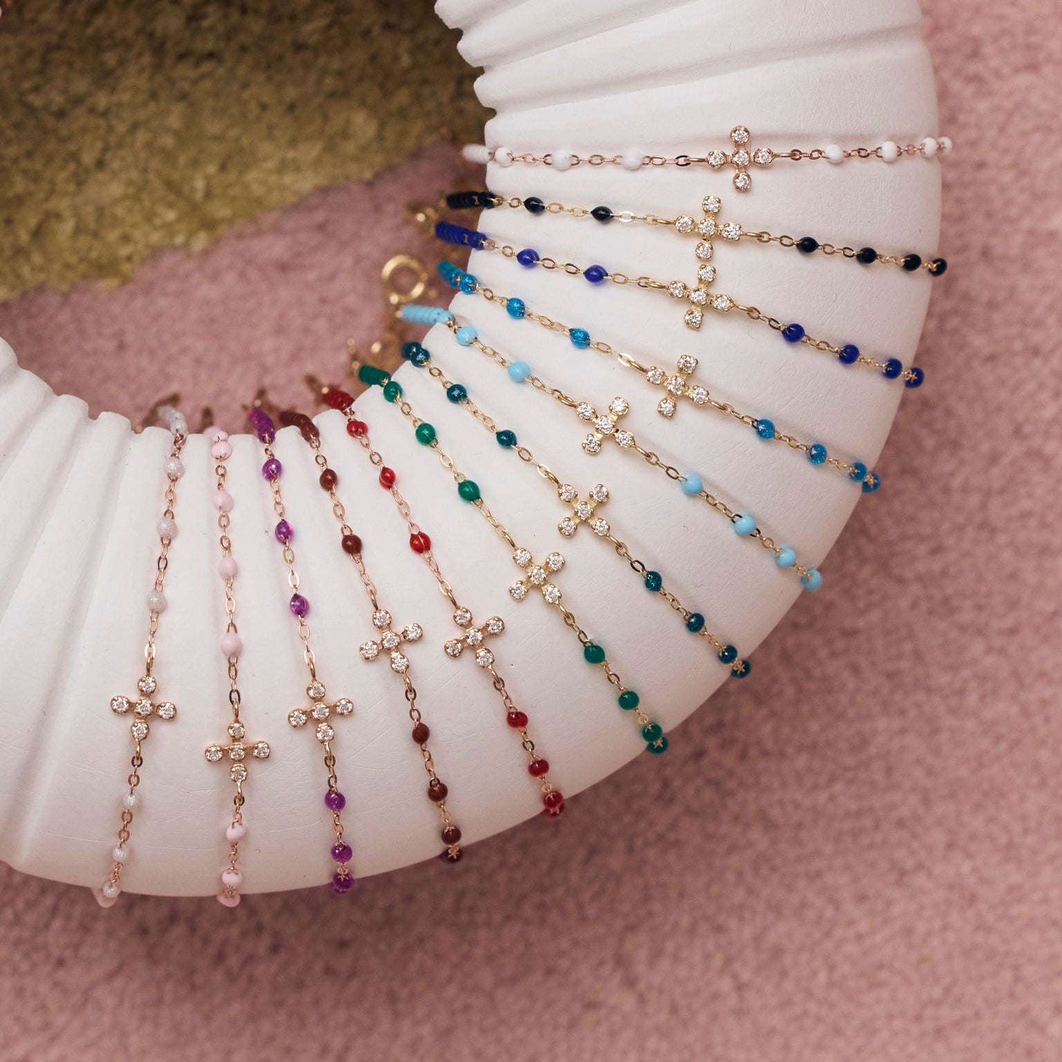 Bracelets Spark Gigi Clozeau de différentes couleurs posés sur un oursin.