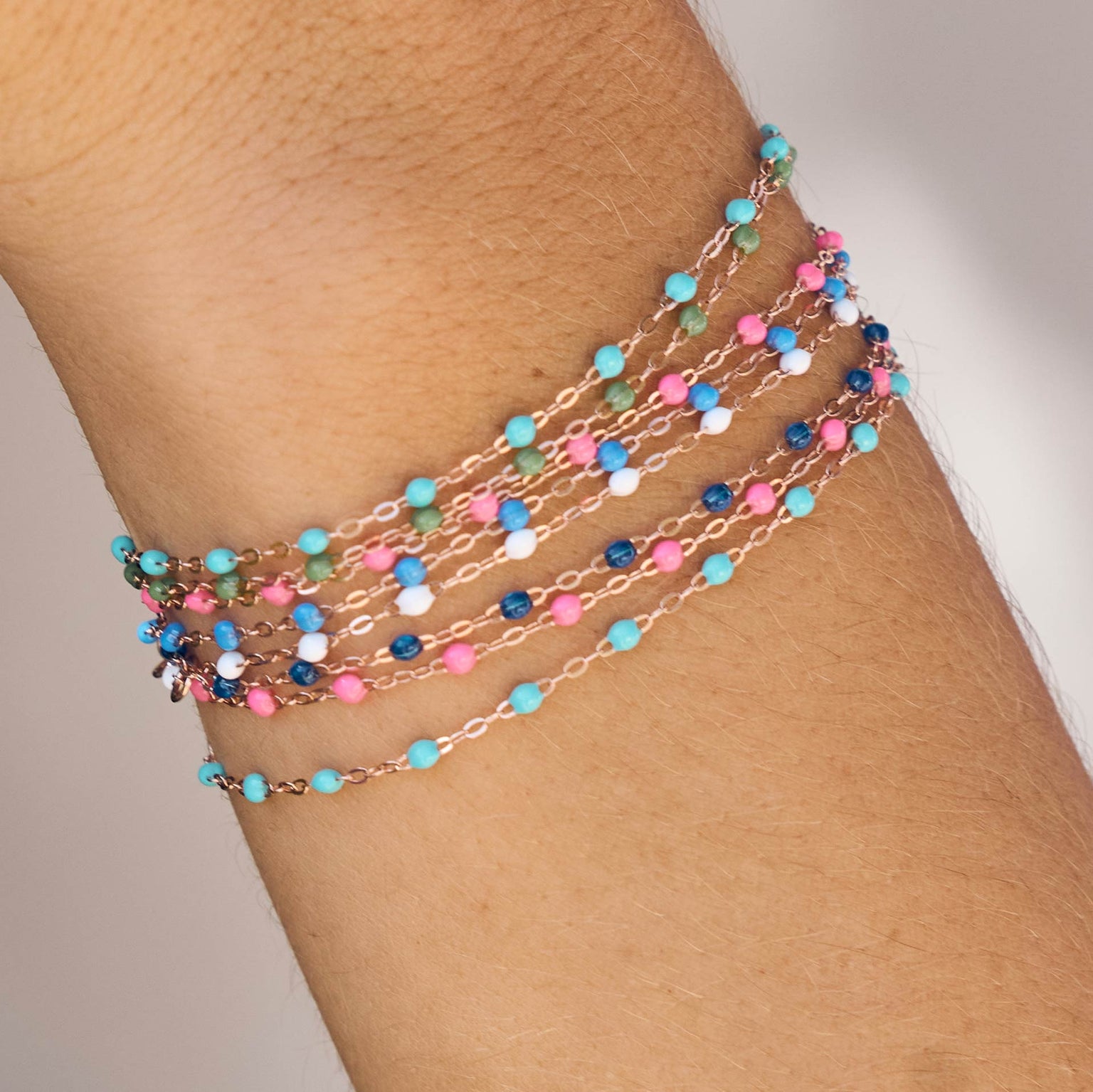 Photo du poignet d’une femme portant des bracelets Gigi Clozeau.