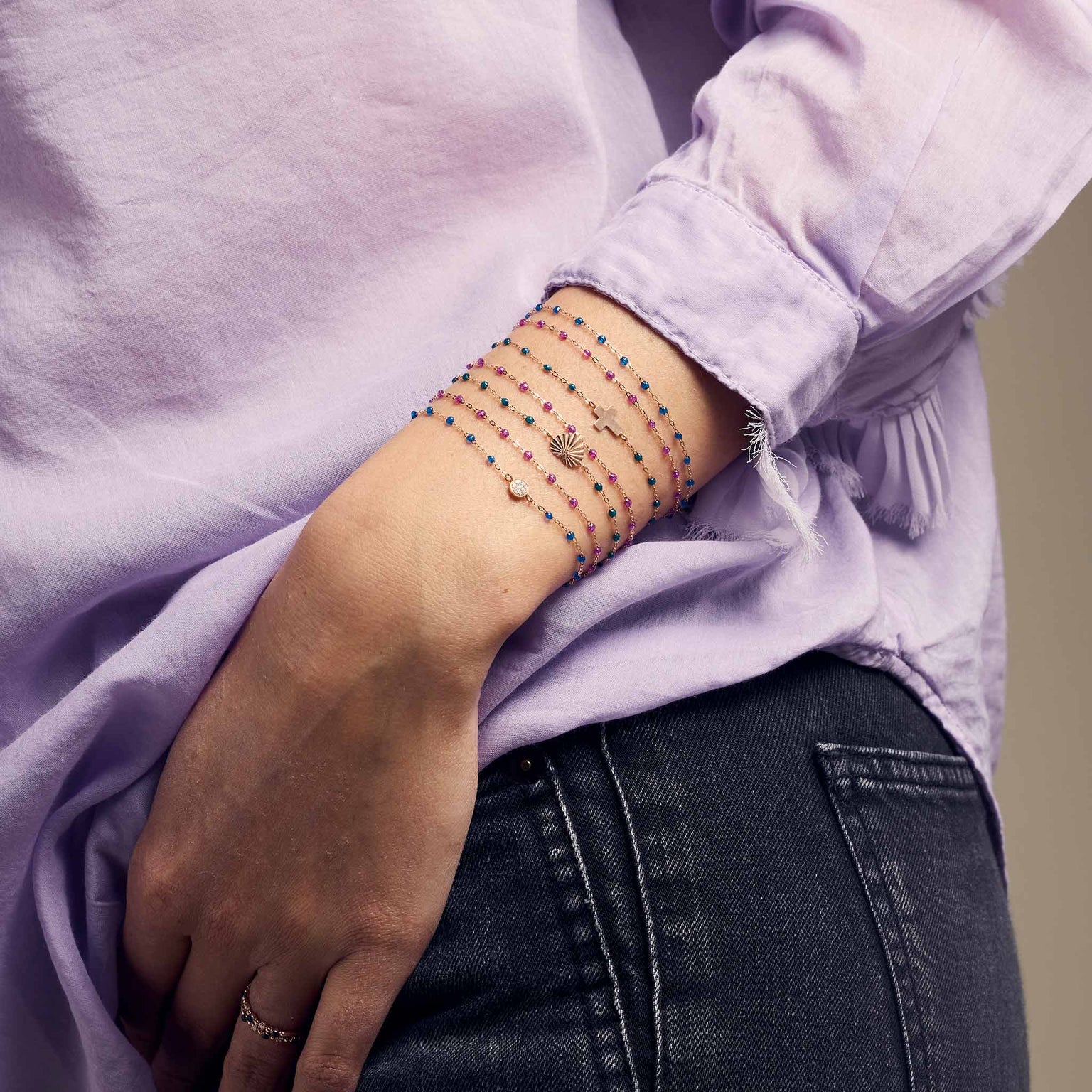 Poignet d'une femme portant des bracelets Gigi Clozeau
