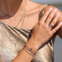 Photo d’un poignet portant plusieurs bracelets de différentes couleurs et modèles Gigi Clozeau. 