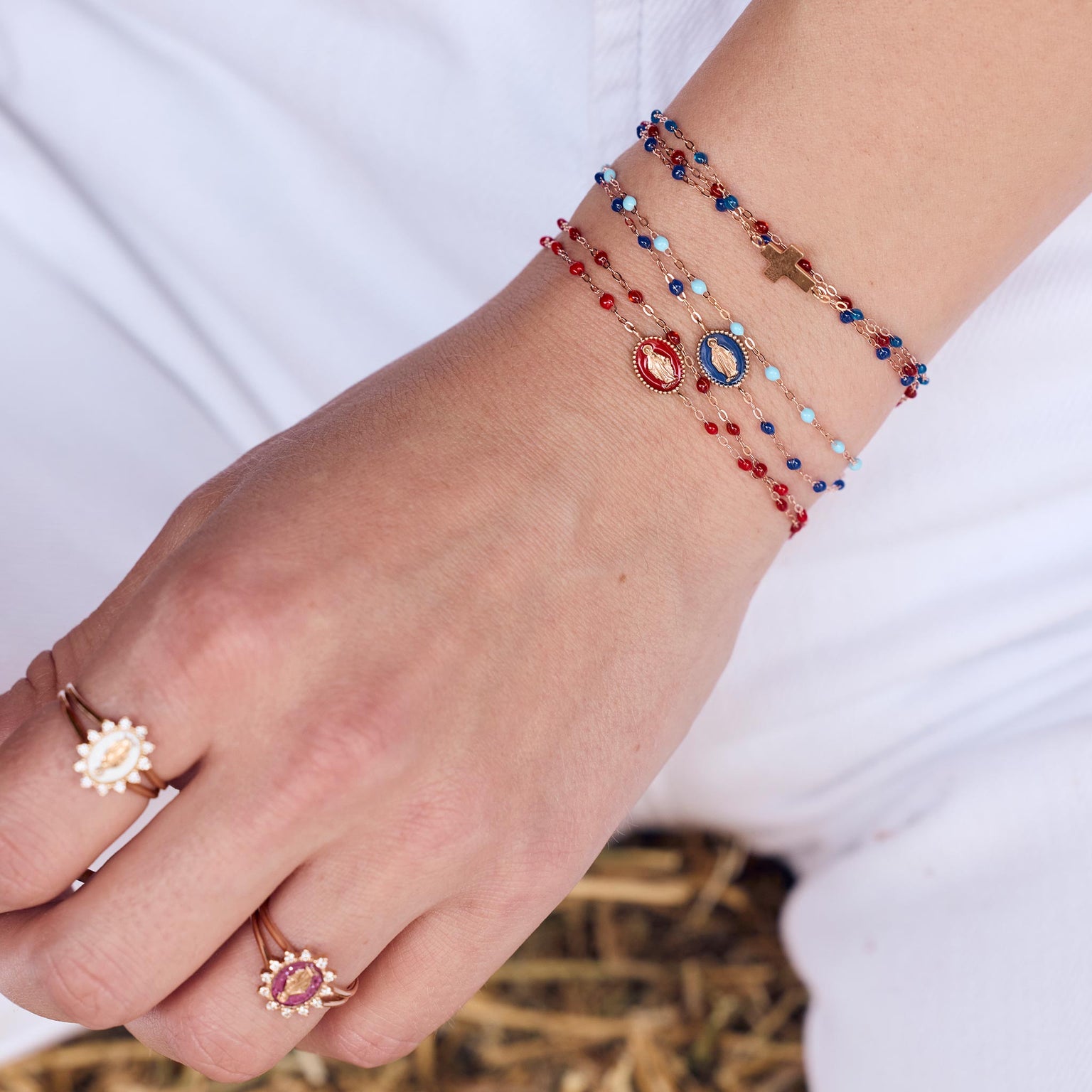 Poignet d’une femme portant différents bracelets Gigi Clozeau.