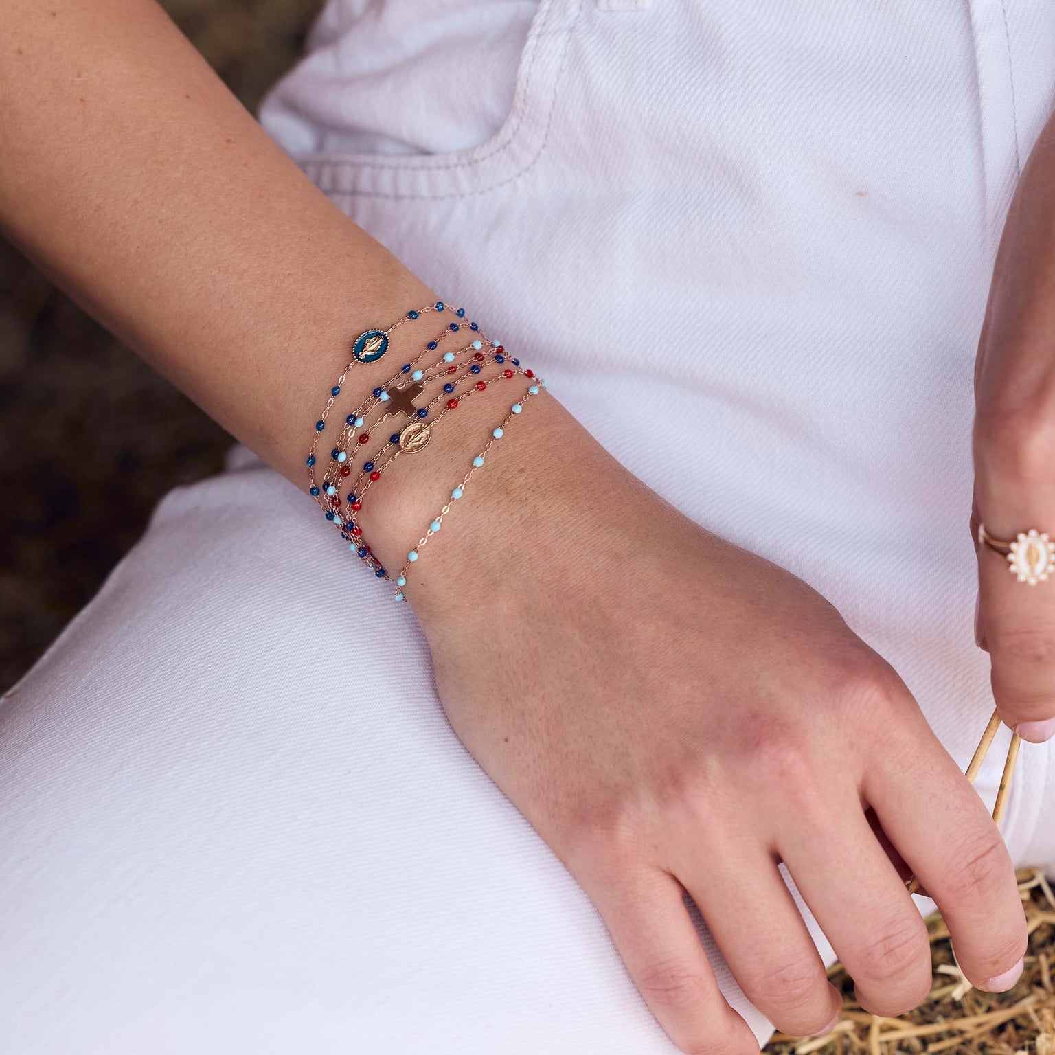 Poignet d'une femme portant des bracelets Gigi Clozeau.