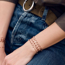 Photo des mains d’une femme portant à ses poignets des bracelets Gigi Clozeau de couleur moka.