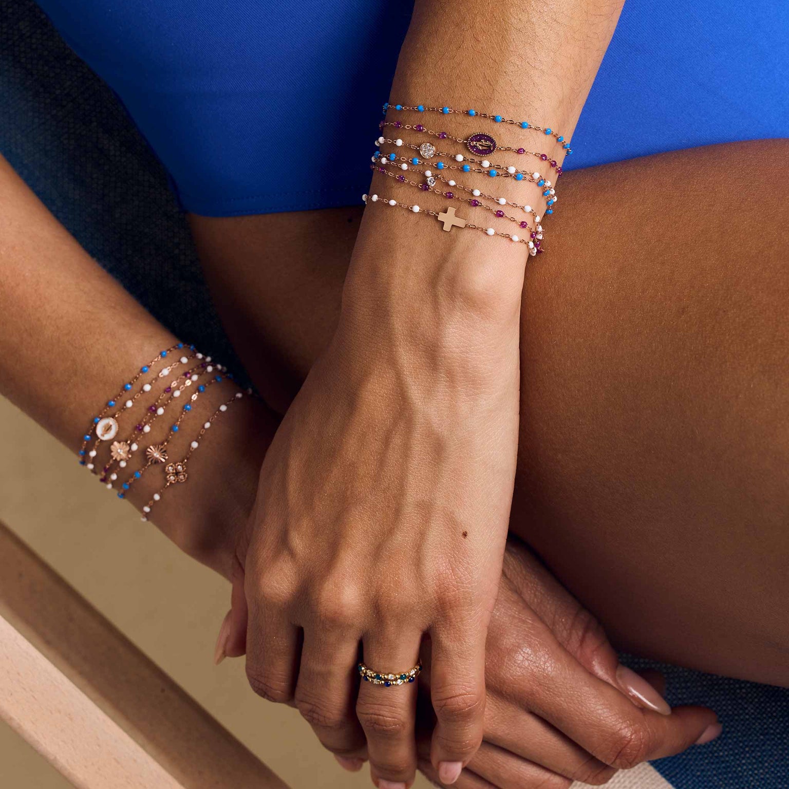 Photo des poignets d'une femme portant des bracelets Gigi Clozeau 
