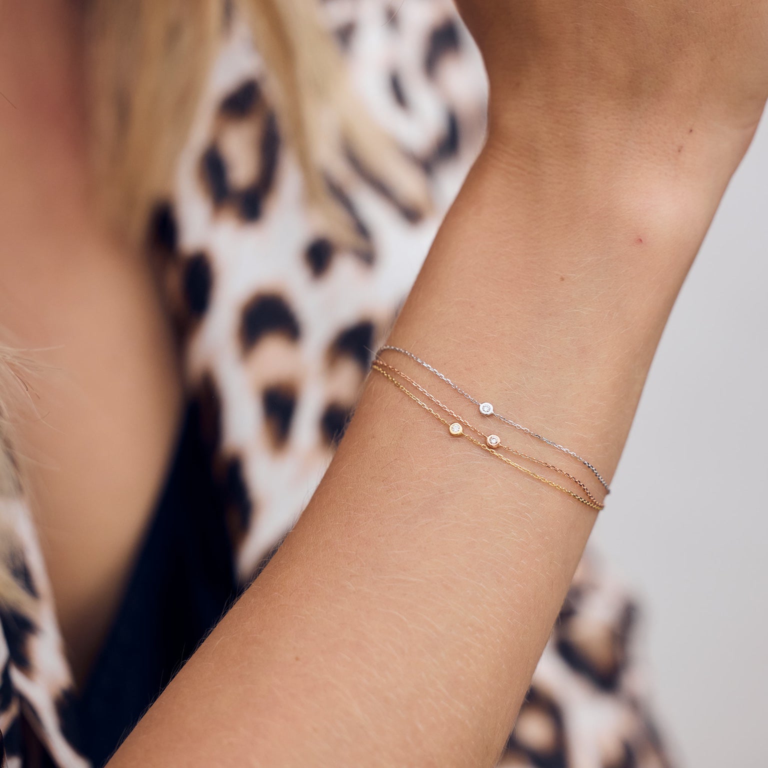 Photo montrant le poignet d’une femme portant des bracelets de la nouvelle collection Pure Gigi Dot.