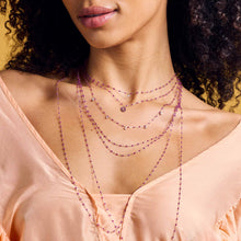 Photo d'une femme portant des colliers Gigi Clozeau de couleur galaxy. 