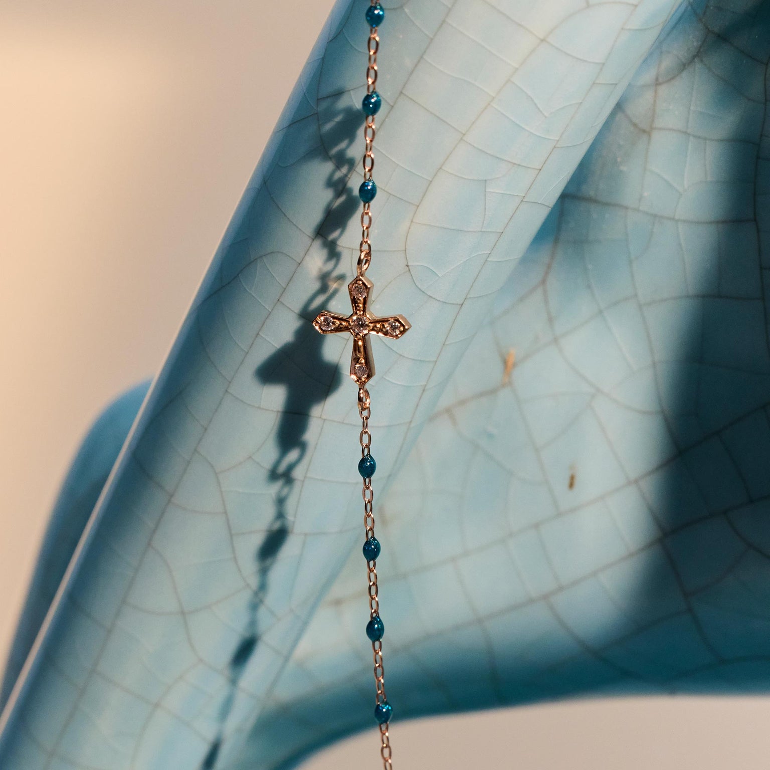 Photo d'un collier croix vintage gigi clozeau couleur jungle 