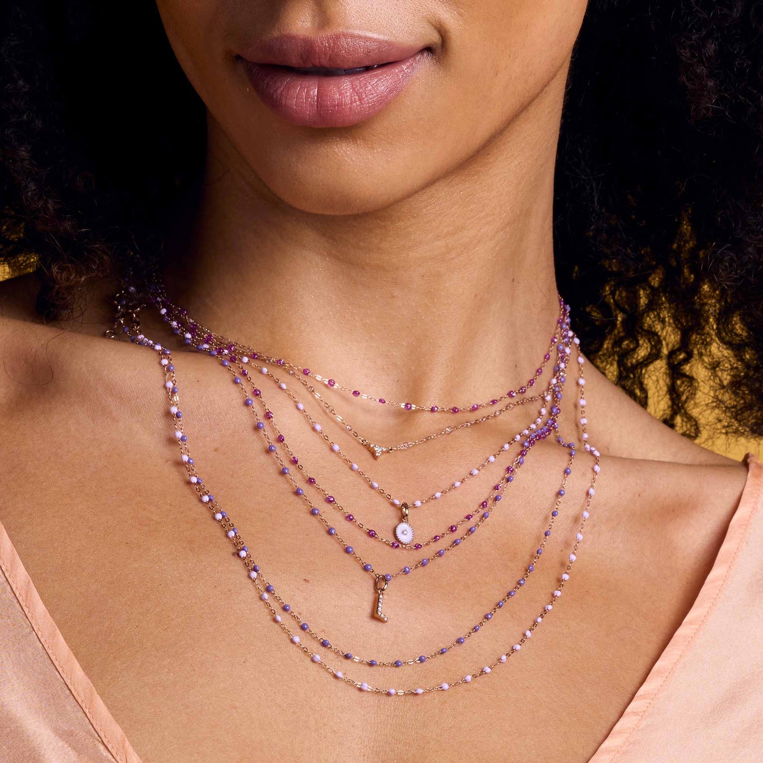 Photo d'une femme portant des colliers Gigi Clozeau.