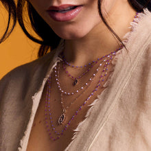 Photo d'une femme portant des colliers Gigi Clozeau.