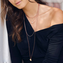 Photo du décolleté d’une femme portant différents colliers Gigi Clozeau.