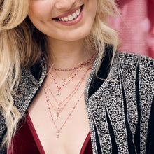 Photo du décolleté d’une femme portant différents colliers Gigi Clozeau.