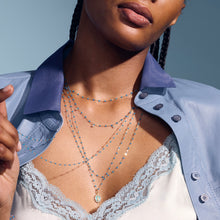 Photo du décolleté d’une femme portant des colliers et pendentifs Gigi Clozeau de la nouvelle couleur azur.