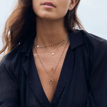 Photo du décolleté d’une femme portant plusieurs colliers Gigi Clozeau.