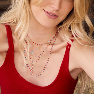 Photo d'une femme portant autour du cou des colliers Gigi Clozeau. 