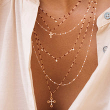 Photo du cou d’une femme portant des colliers Gigi Clozeau de couleurs opale et moka.