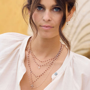 Photo d’une femme portant des colliers Gigi Clozeau de couleur moka et opale.