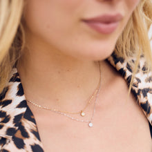 Photo montrant le cou d’une femme portant des colliers de la nouvelle collection Pure Gigi Puce.