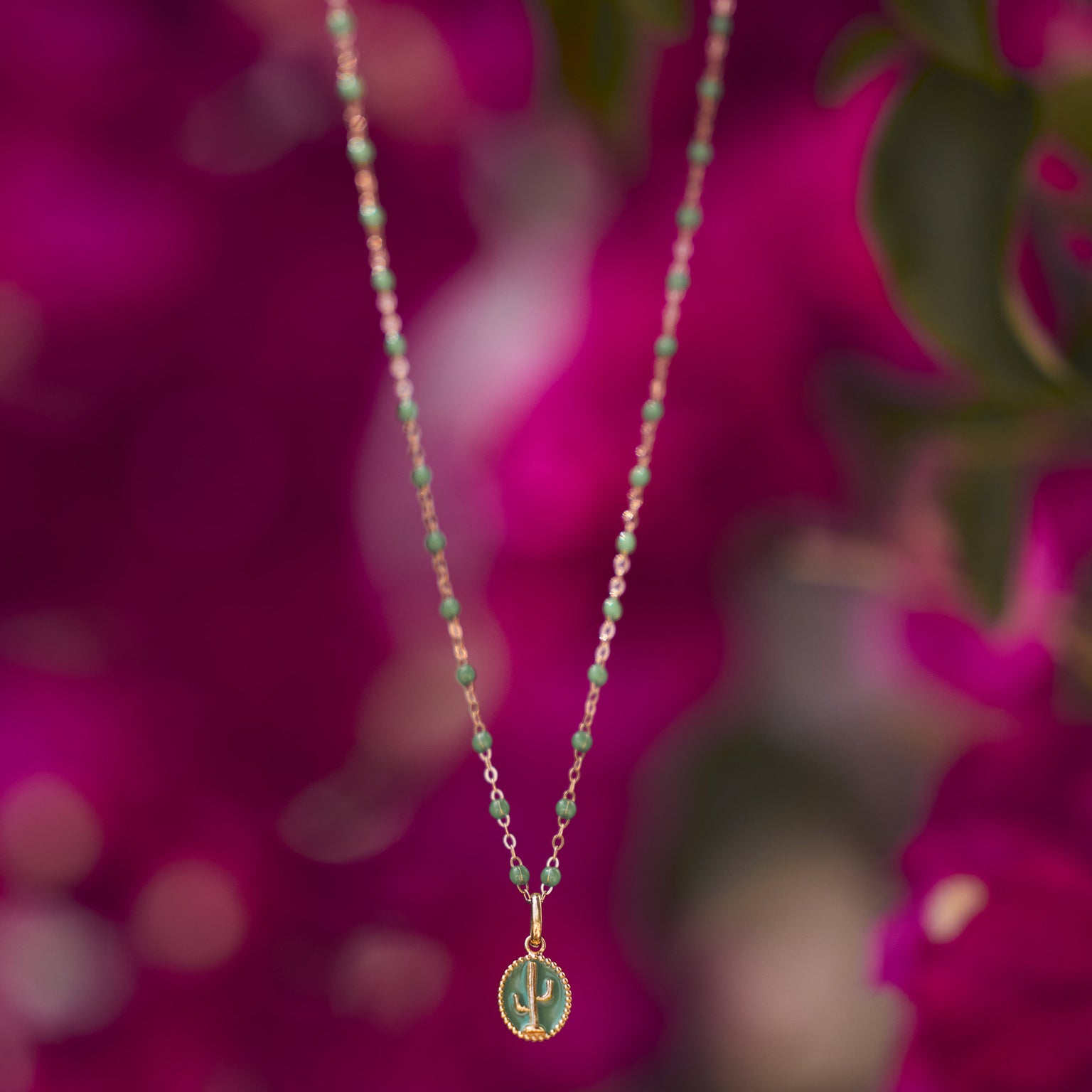 Photo de bijoux Gigi Clozeau suspendus.