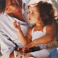 Gigi et son papa. gigi Clozeau enfant qui porte déjà son bracelet de perles.