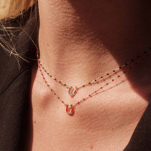 gigi clozeau - Collier Fer à cheval, or rose, diamants et mini perles de résine coquelicot, 42 cm