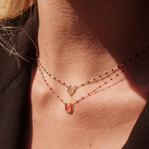 gigi clozeau - Collier Fer à cheval, or rose, diamants et mini perles de résine noire, 42 cm