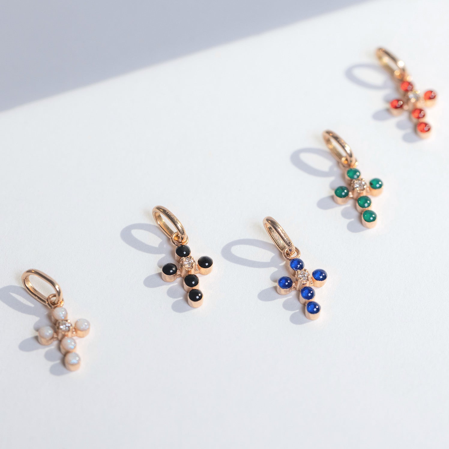 Gigi Clozeau - Pendentif noir Croix Perlée, or rose, 1 diamant