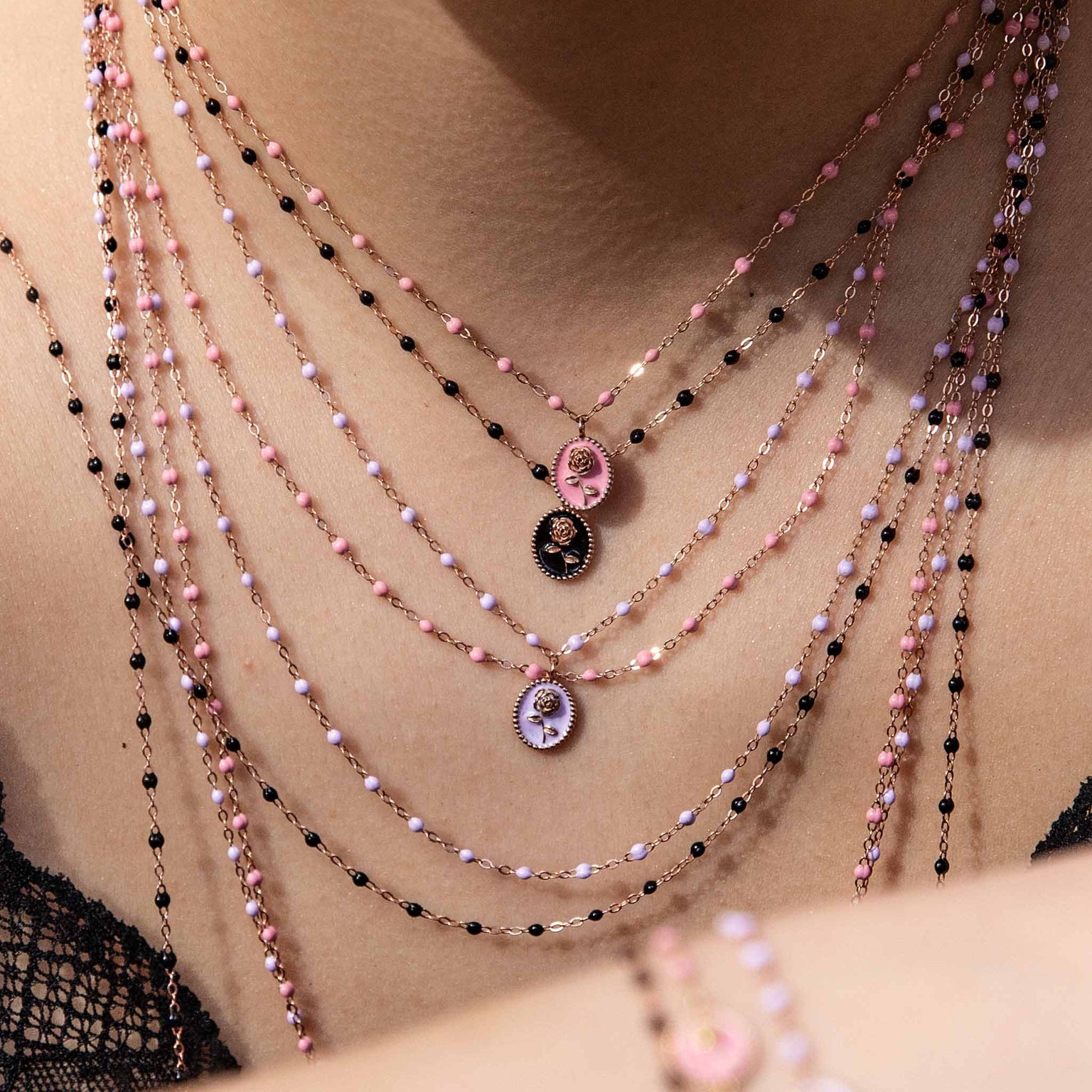 Gigi Clozeau - Collier Rose résine noire, or jaune, 42 cm