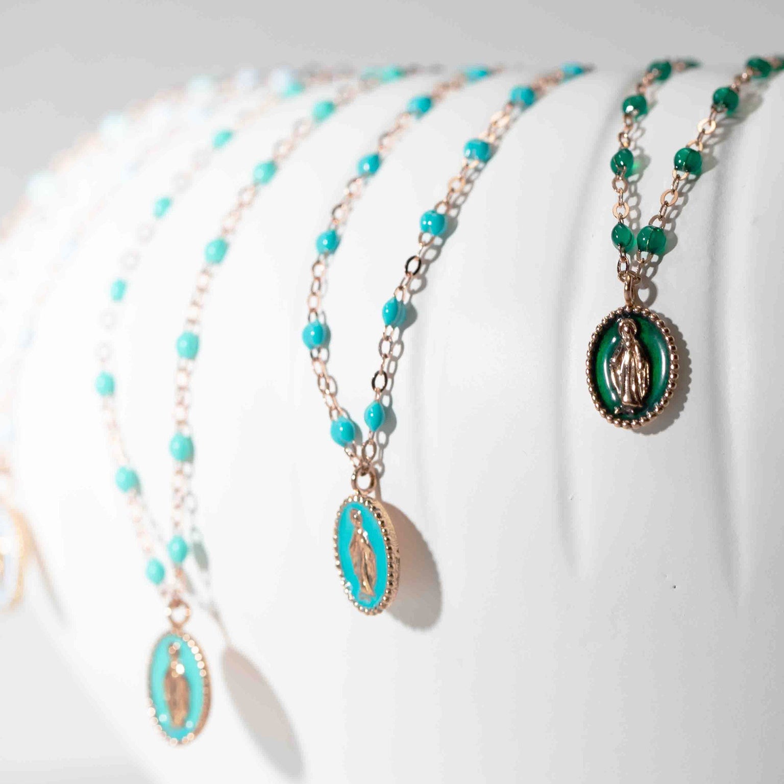 Gigi Clozeau - Collier Madone résine turquoise vert, or rose, 42 cm