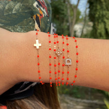 bracelet croix gigi clozeau porté avec le bracelet classique gigi corail